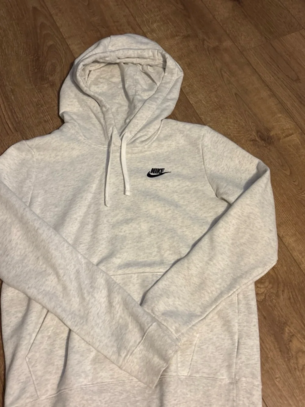 Nike Men’s Heather Gray Pullover Hoodie with Black Swoosh